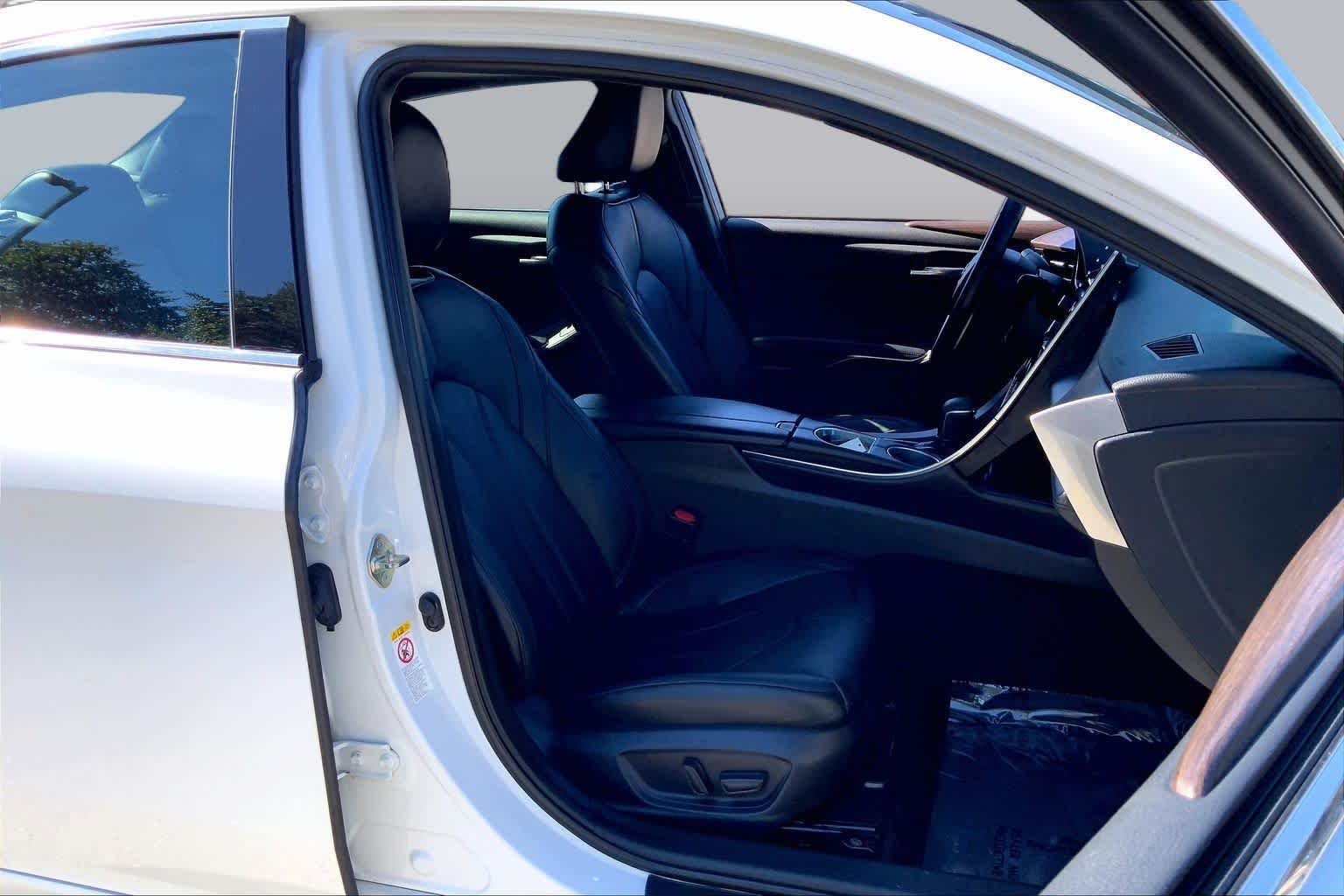 Used 2019 Wind Chill Pearl Toyota XLE image 9