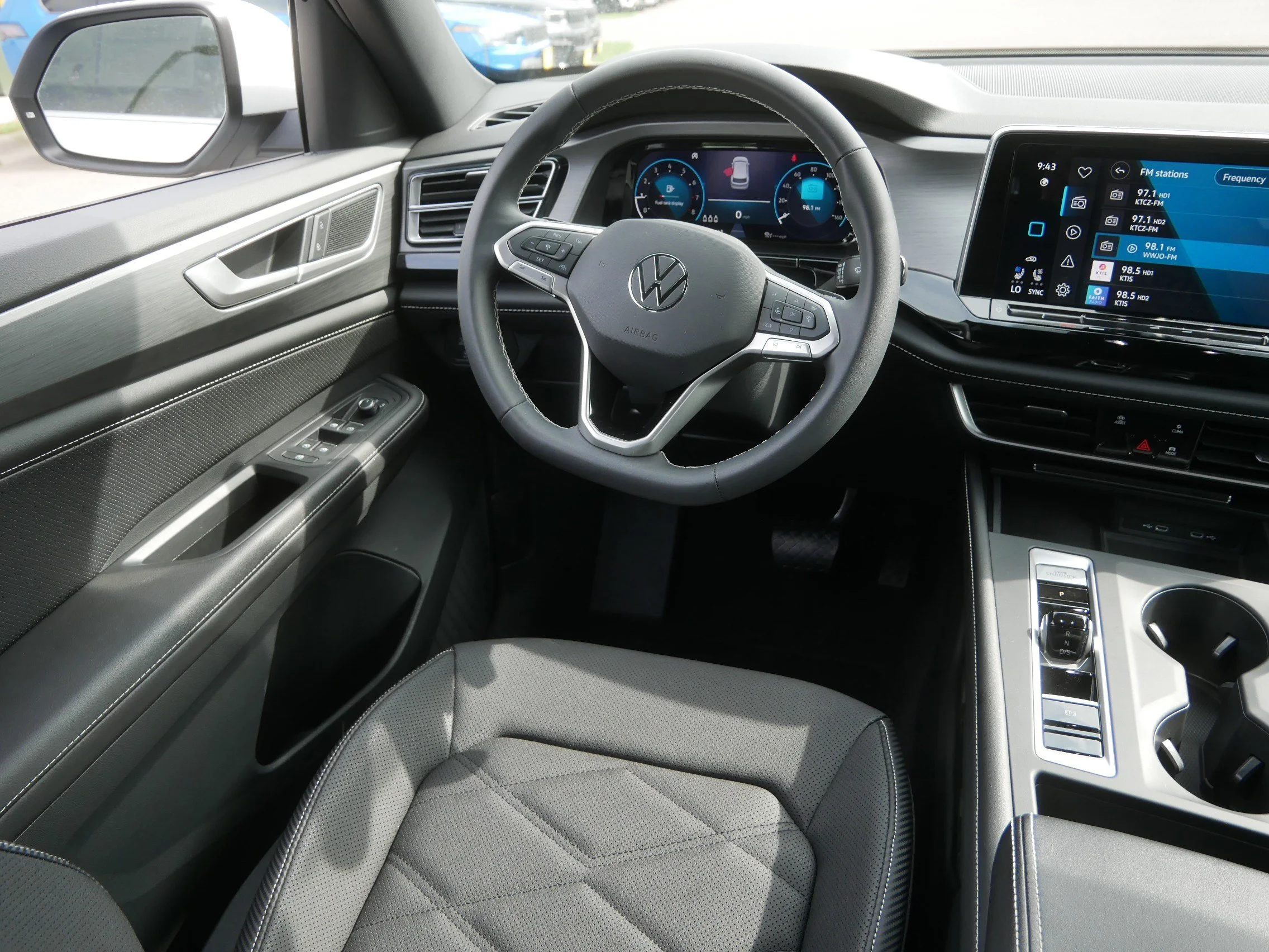 Used 2024 Pure White Volkswagen 2.0T SE image 9