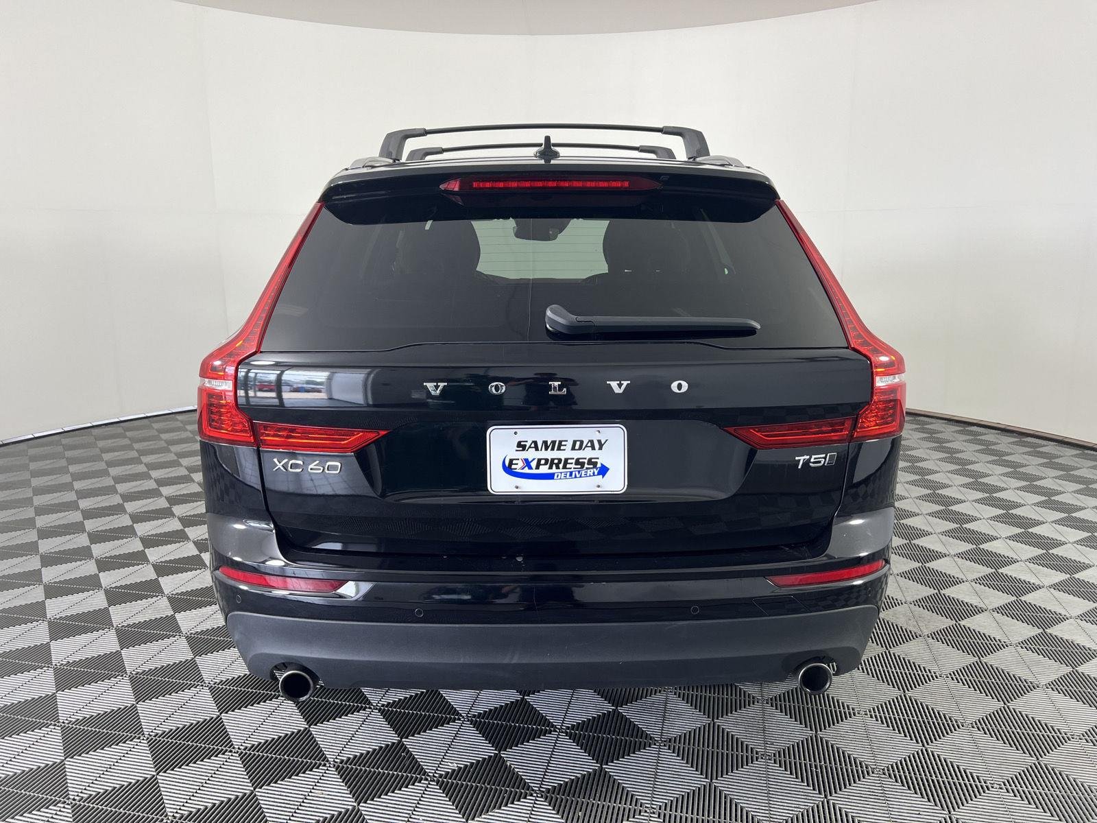 Used 2020 Onyx Black Metallic Volvo Momentum image 29