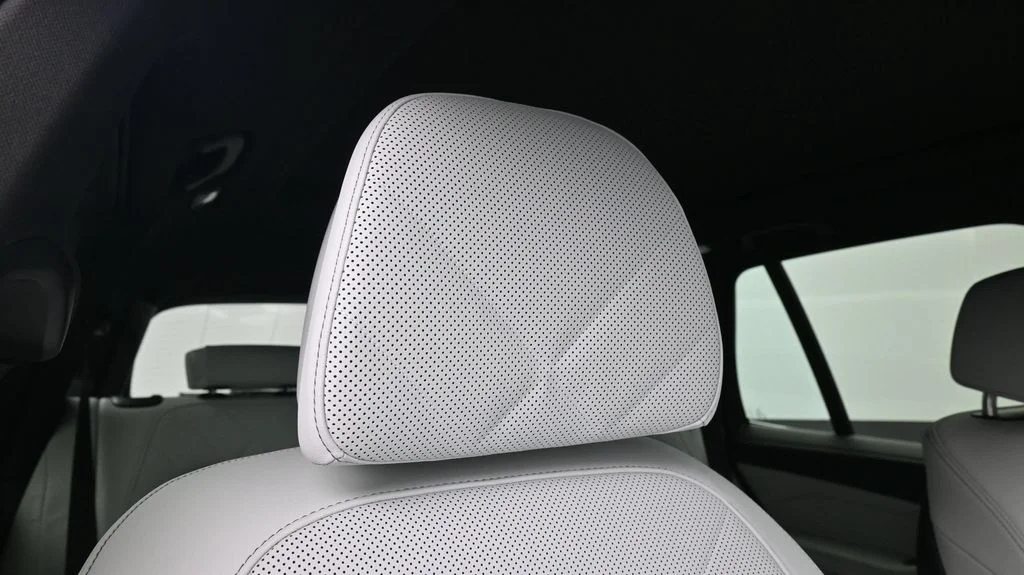 Used 2024 White BMW sDrive40i image 18