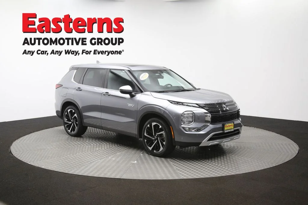 Used 2023 Silver Mitsubishi SE image 114