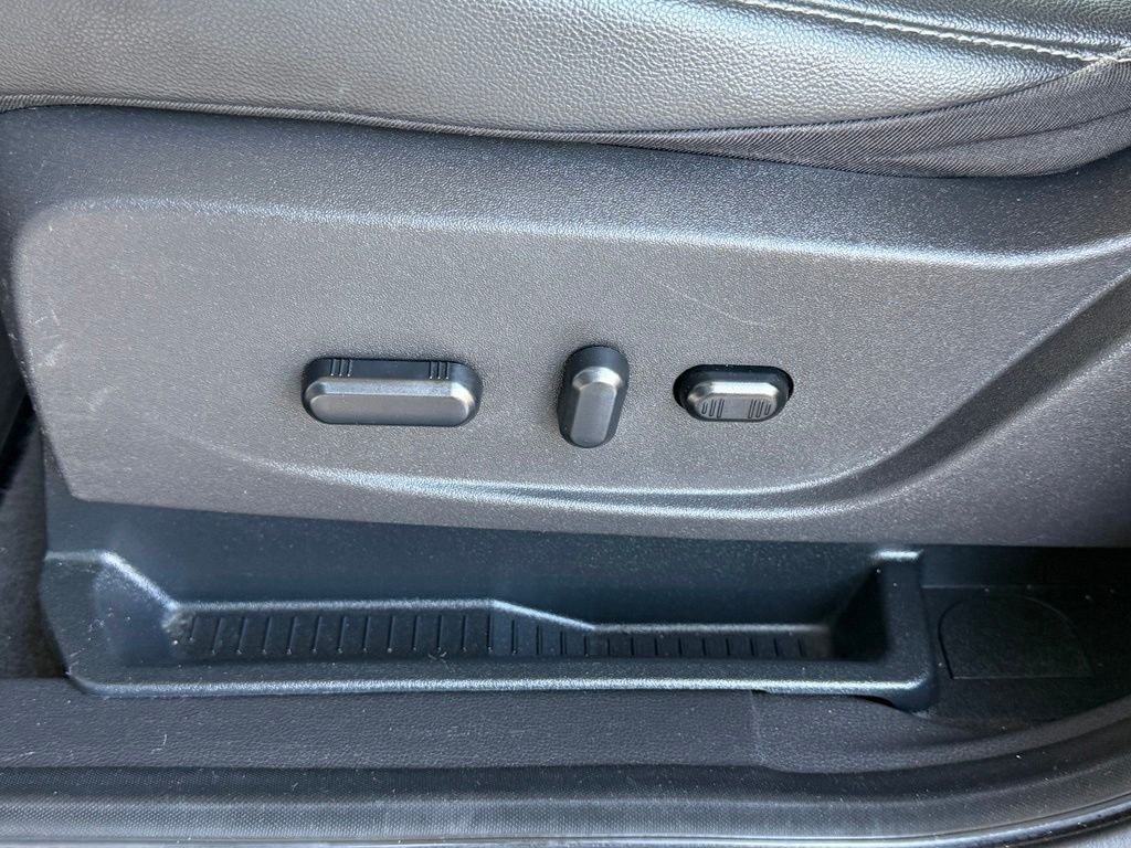 Used 2015 Ingot Silver Ford SE image 25