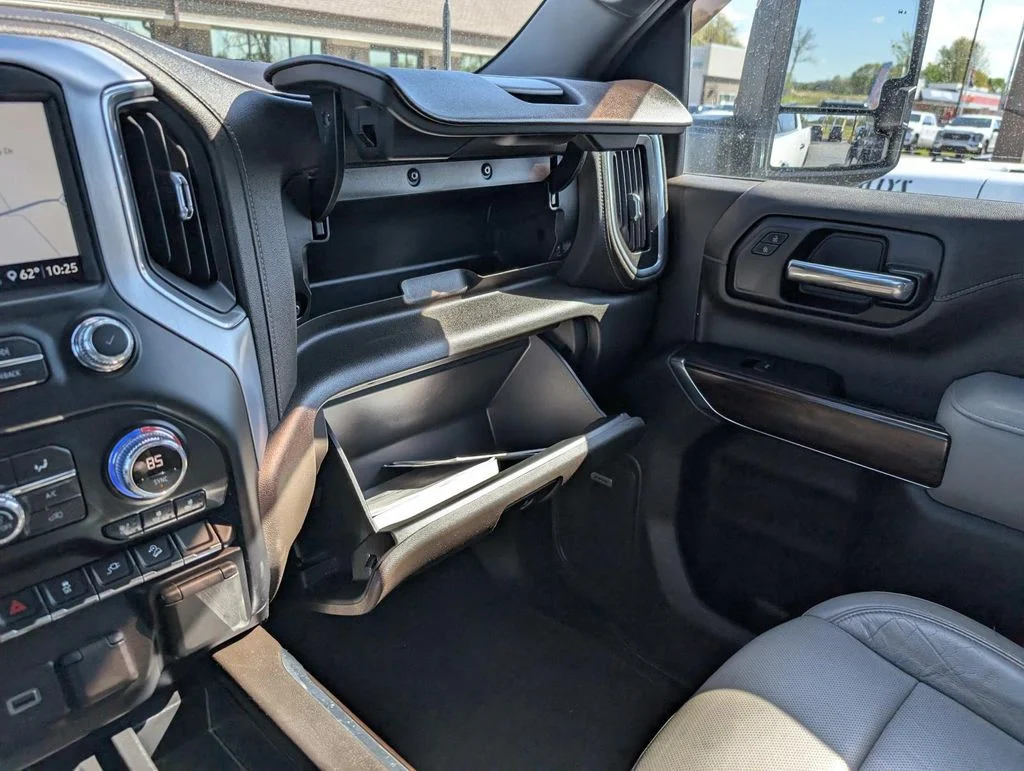 Used 2020 White GMC SLT image 28