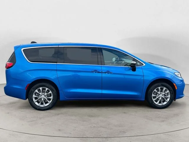 New 2026 Hydro Blue Pearl-Coat Exterior Paint Chrysler Select image 6