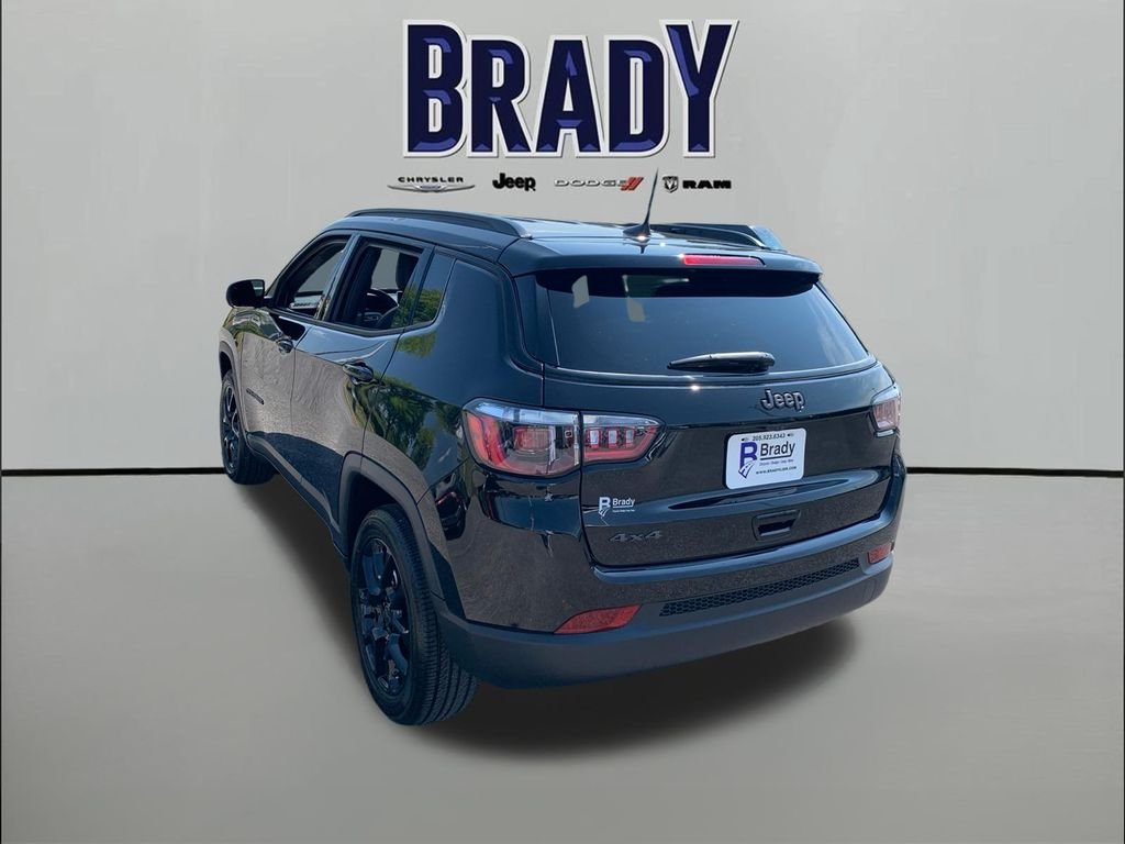 New 2026 Diamond Black Crystal Pearl-Coat Exterior Paint Jeep Latitude image 5