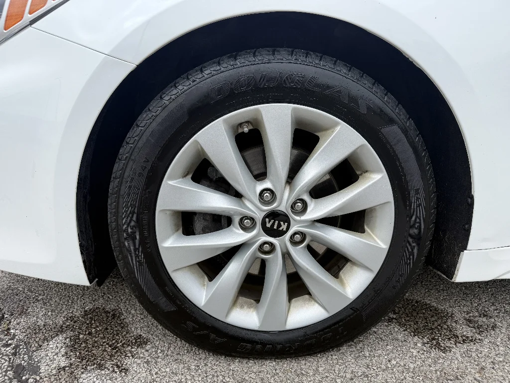 Used 2018 Snow White Pearl Kia LX image 6