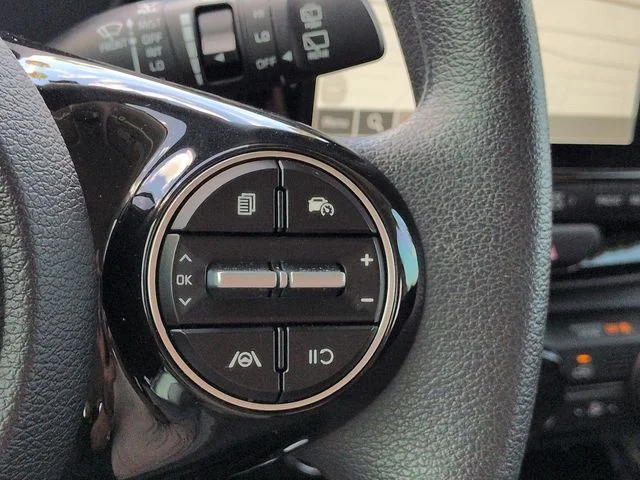 Used 2025 White Kia S image 25