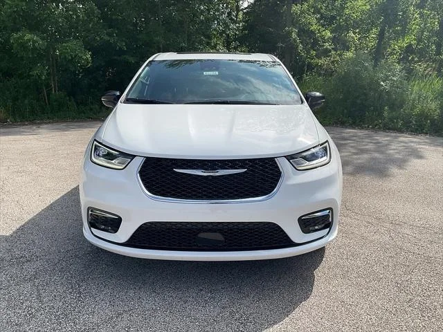 New 2026 Bright White Clear-Coat Exterior Paint Chrysler Limited image 2