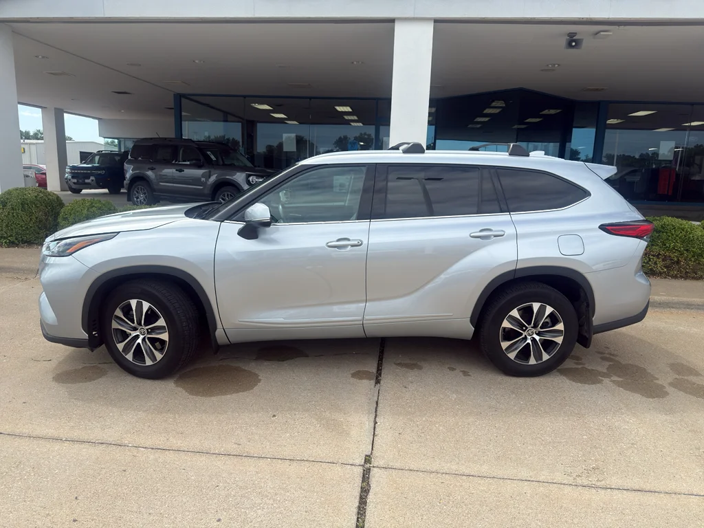 Used 2022 Celestial Silver Metallic Toyota XLE image 9