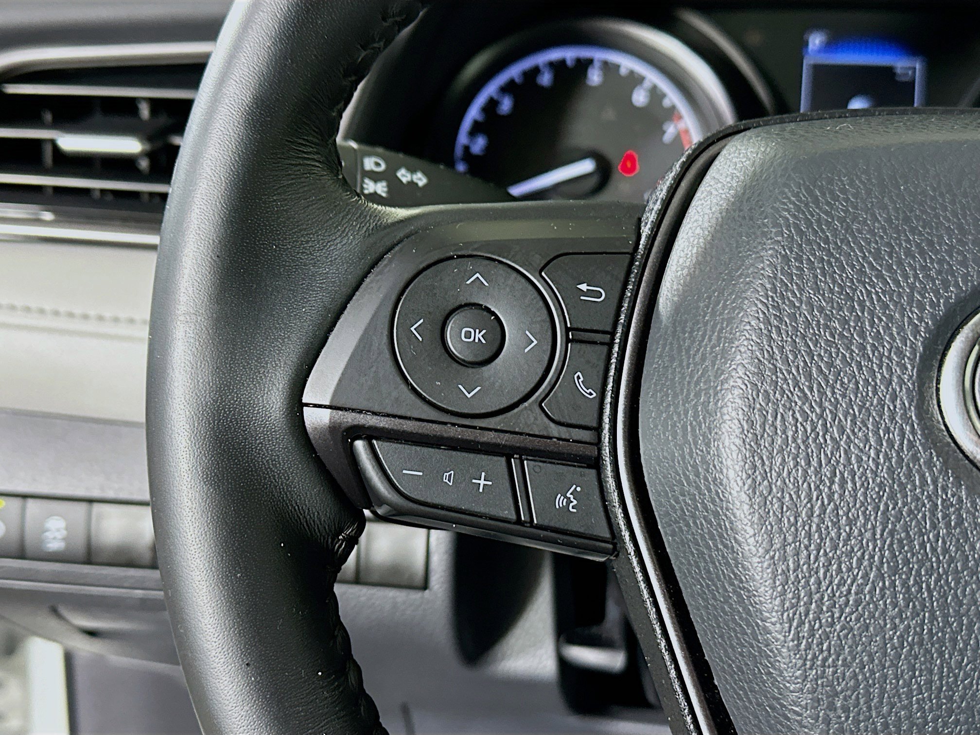 Used 2023 Ice Toyota SE image 16