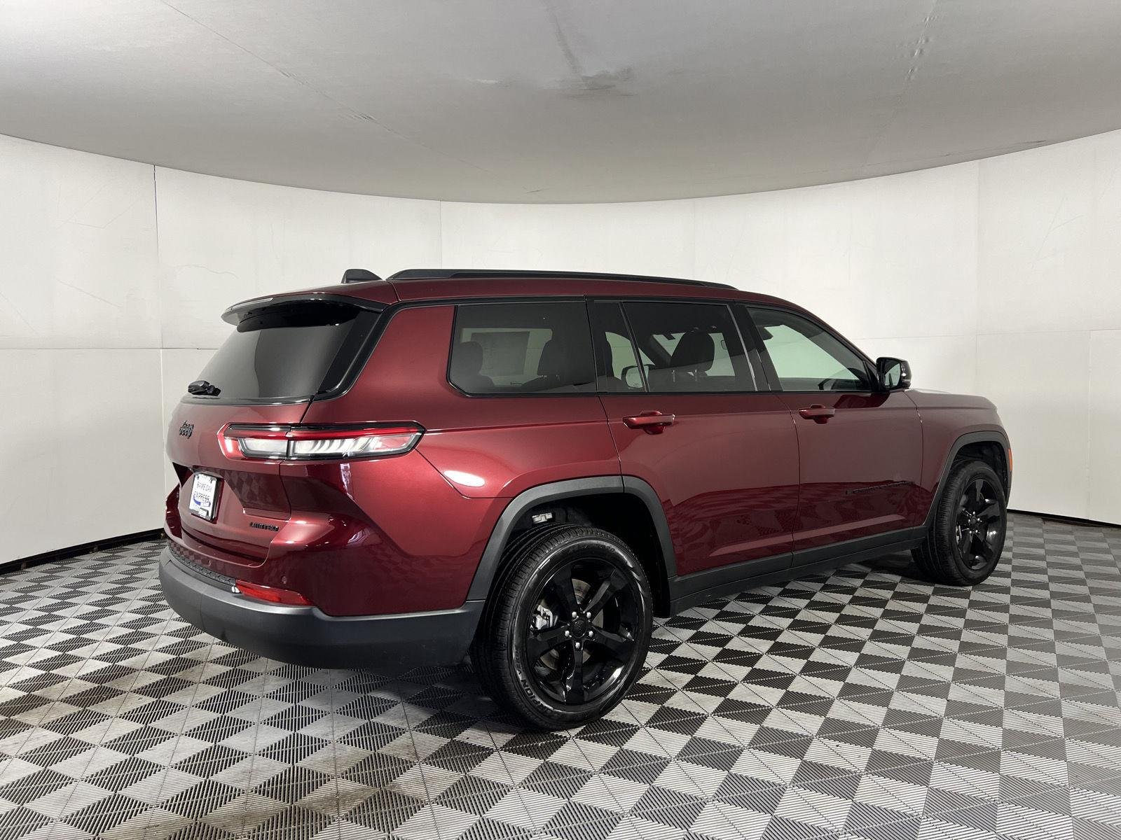 Used 2025 Velvet Red Pearlcoat Jeep Limited image 9