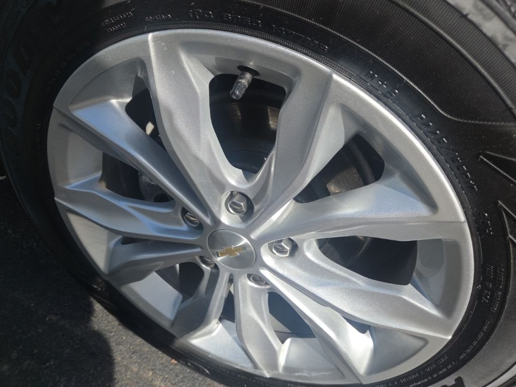 Used 2025 White Chevrolet LT image 10