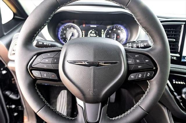 New 2026 Diamond Black Crystal Pearl-Coat Exterior Paint Chrysler Limited image 12