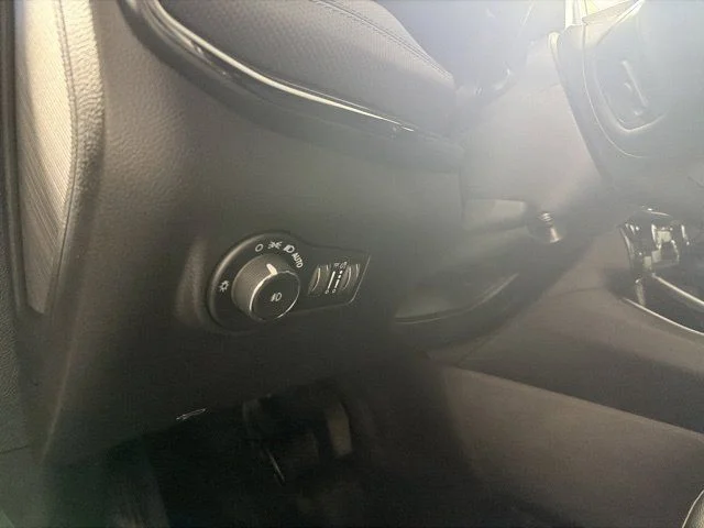 New 2026 White Jeep Latitude image 15