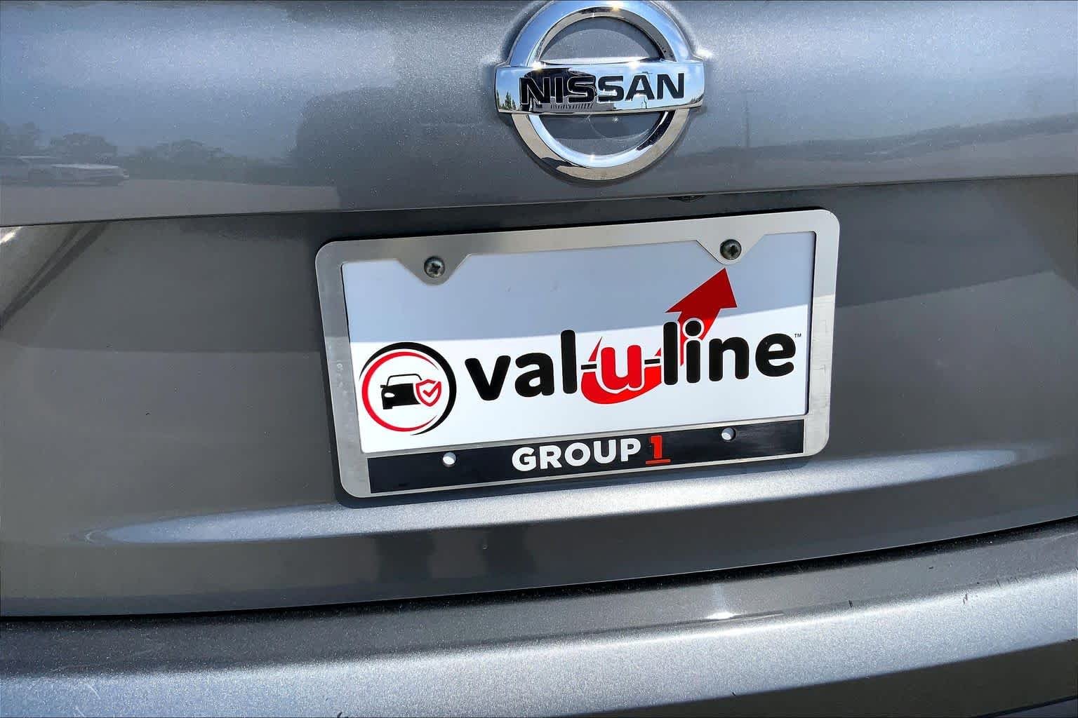 Used 2018 Gun Metallic Nissan SL image 10