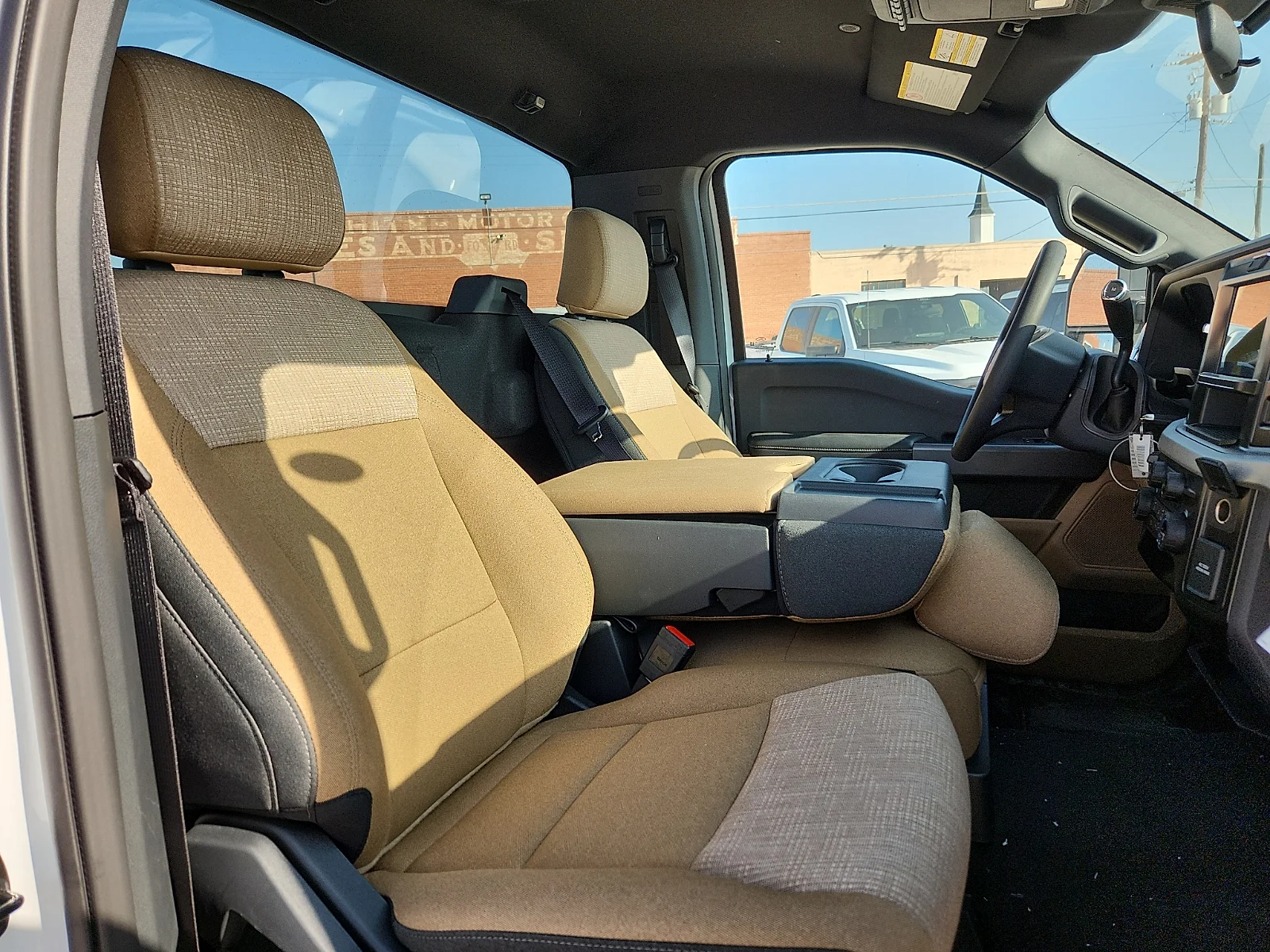 New 2027 Oxford White Ford XLT image 17