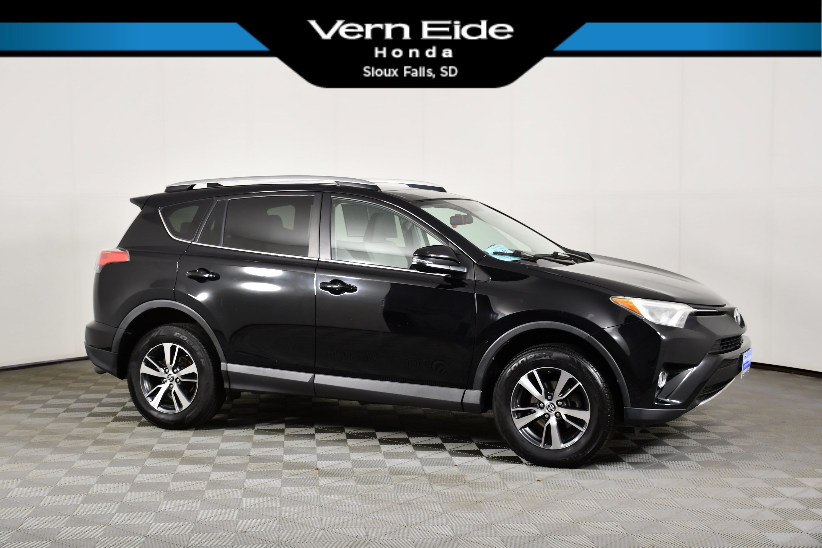 Used 2016 Black Toyota XLE image 1