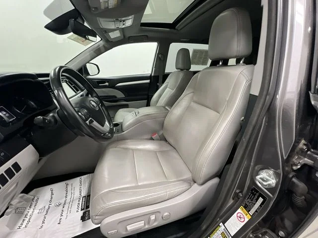 Used 2018 Gray Toyota XLE image 21