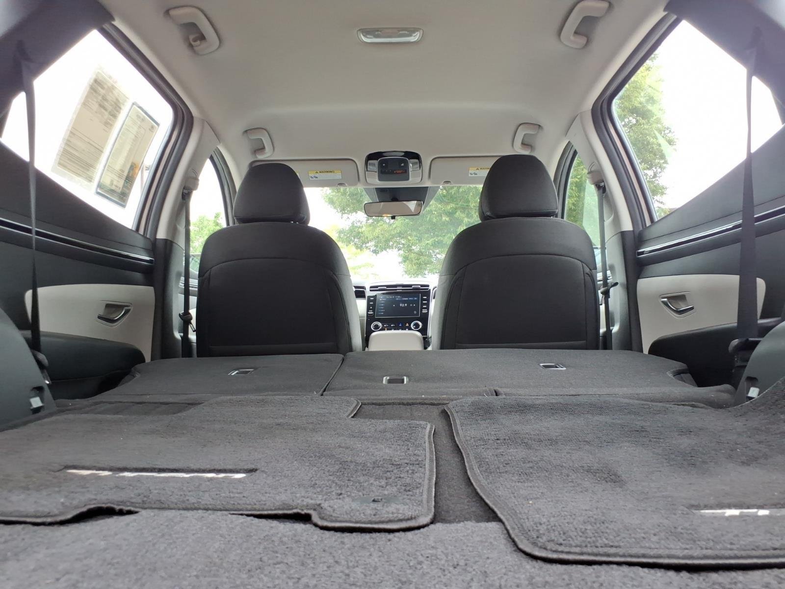 Used 2024 Shimmering Silver Hyundai SE image 31