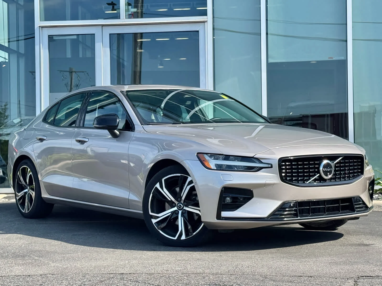 2024 Volvo S60 B5 Plus Dark Theme's photo