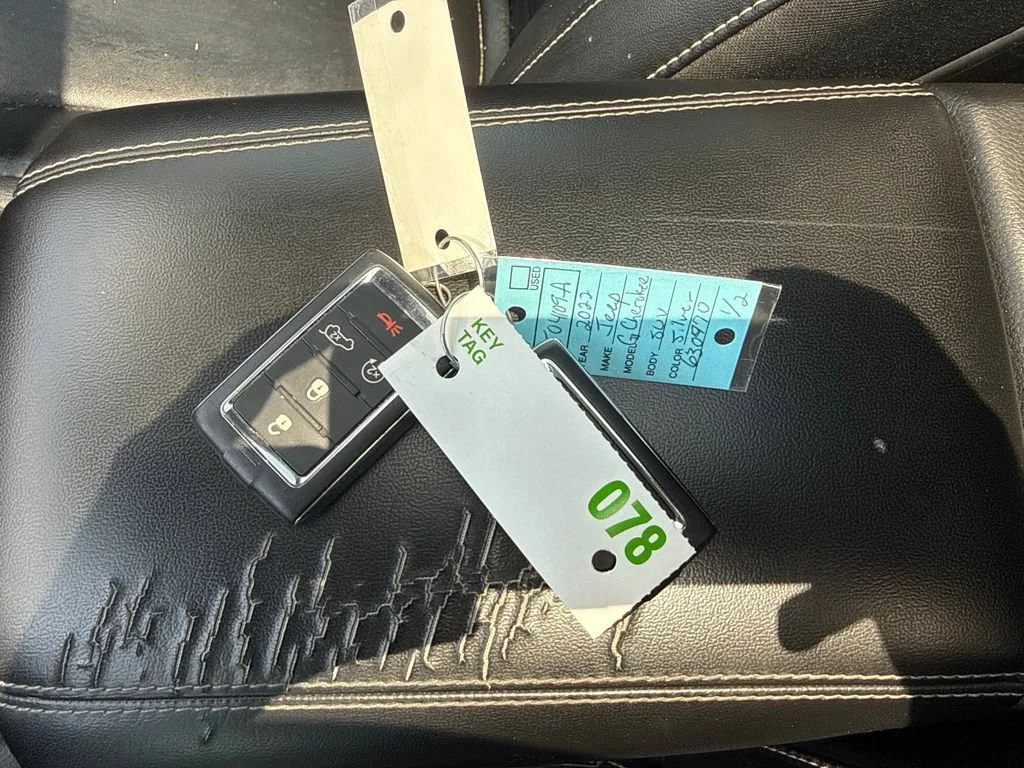 Used 2022  Jeep Limited image 15