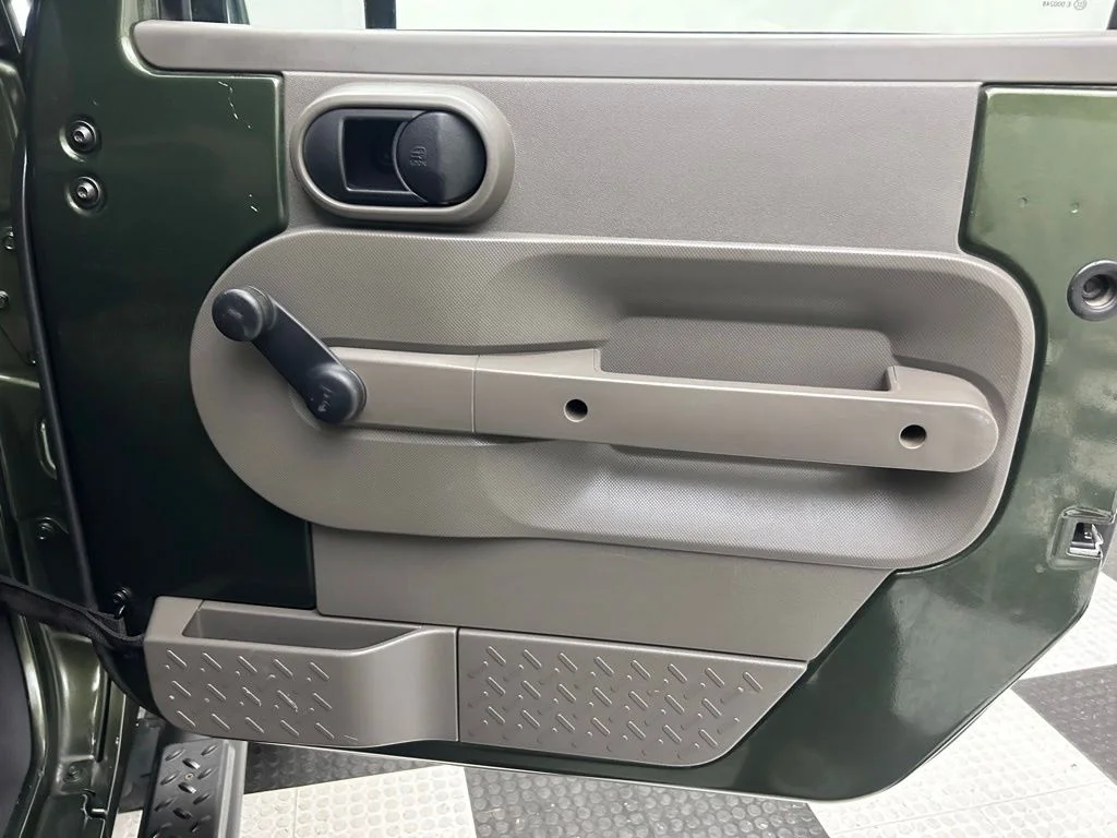Used 2009 Green Jeep X image 17