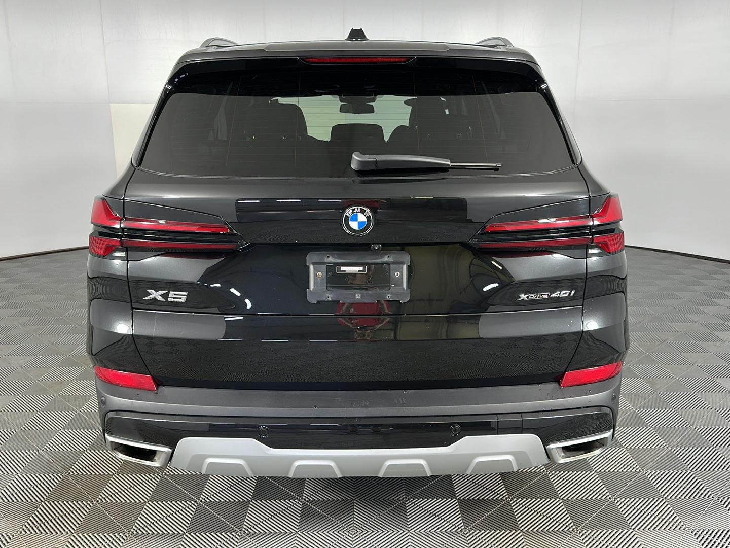 Used 2024 Black Sapphire Metallic BMW xDrive40i image 27