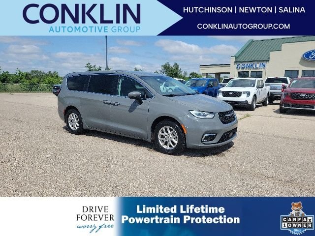 2023 Chrysler Pacifica Touring L's photo