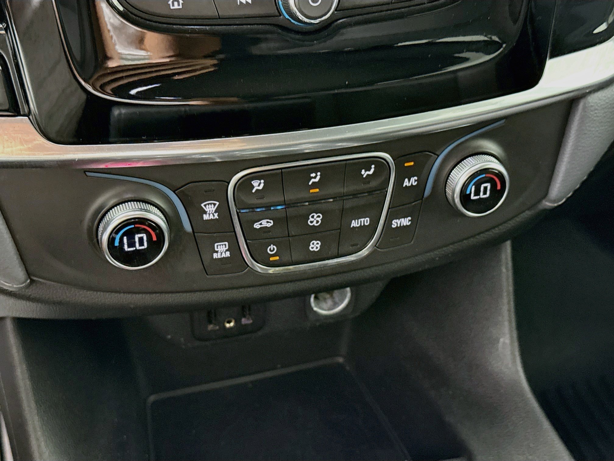 Used 2019 Cajun Red Tintcoat Chevrolet LT Cloth image 15