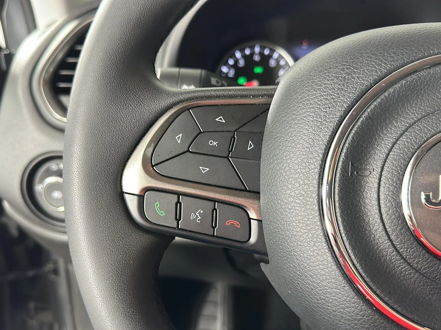 Used 2022 Graphite Gray Jeep Latitude image 18