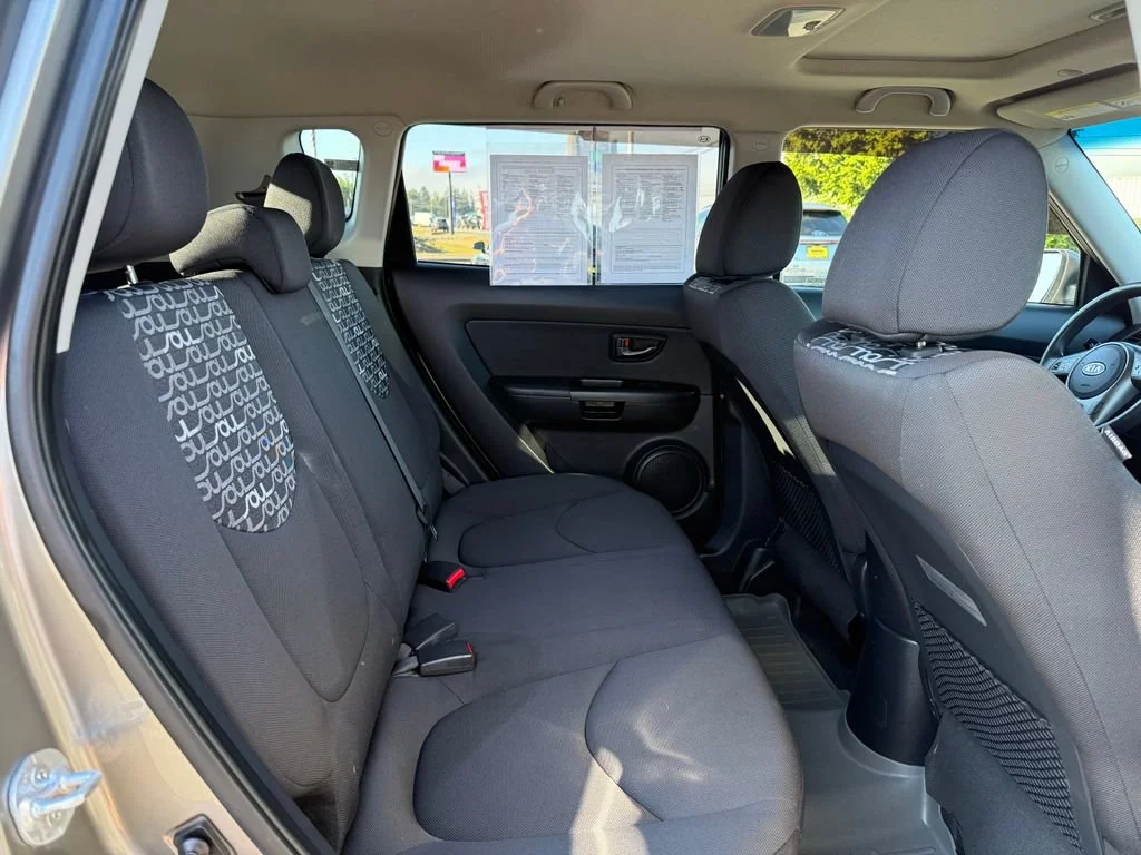 Used 2011 Titanium Kia + image 13