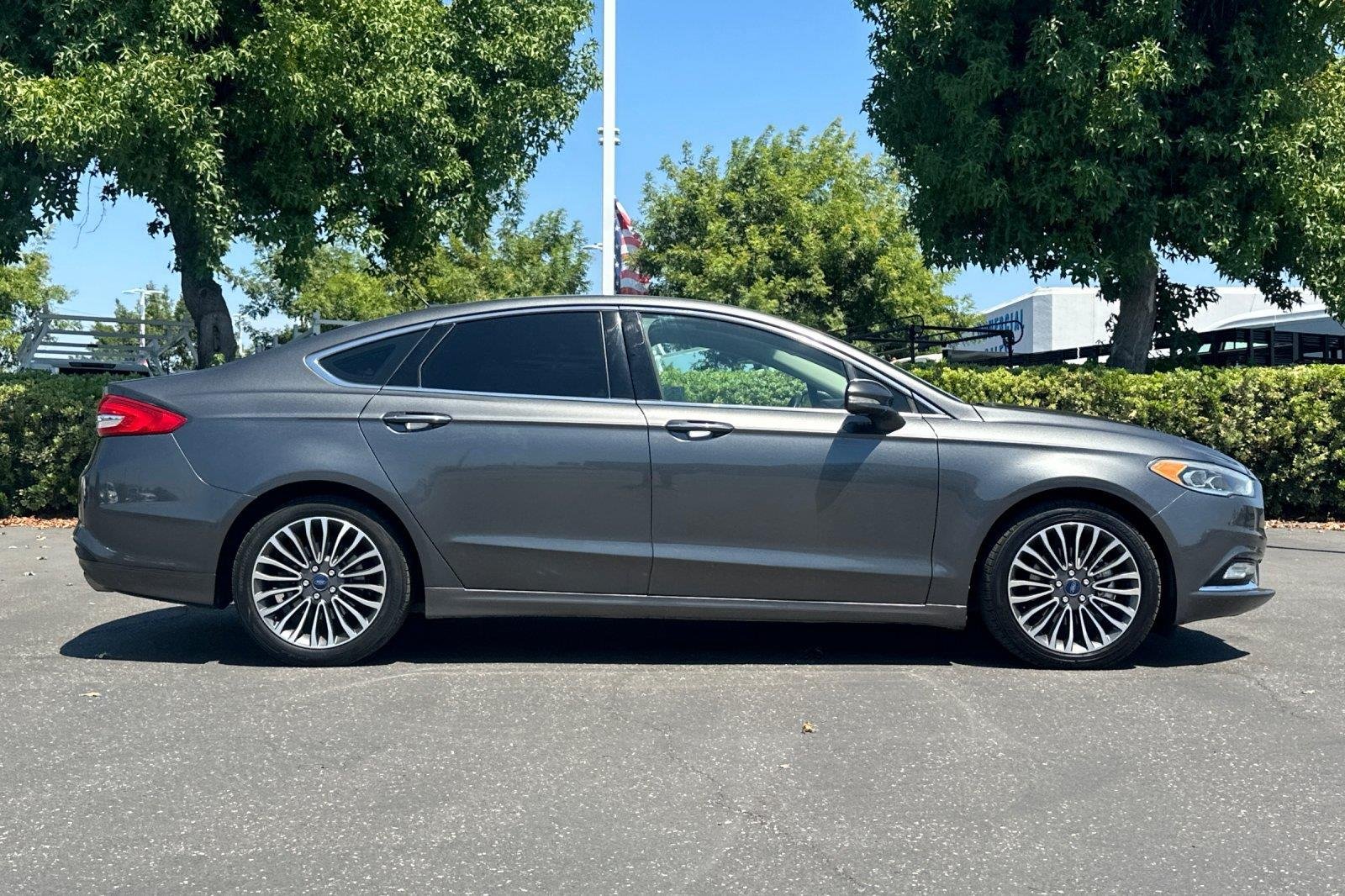 Used 2017 Magnetic Ford SE image 3