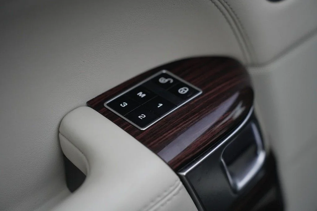 Used 2015 Black Land Rover 5.0L V8 Supercharged image 17