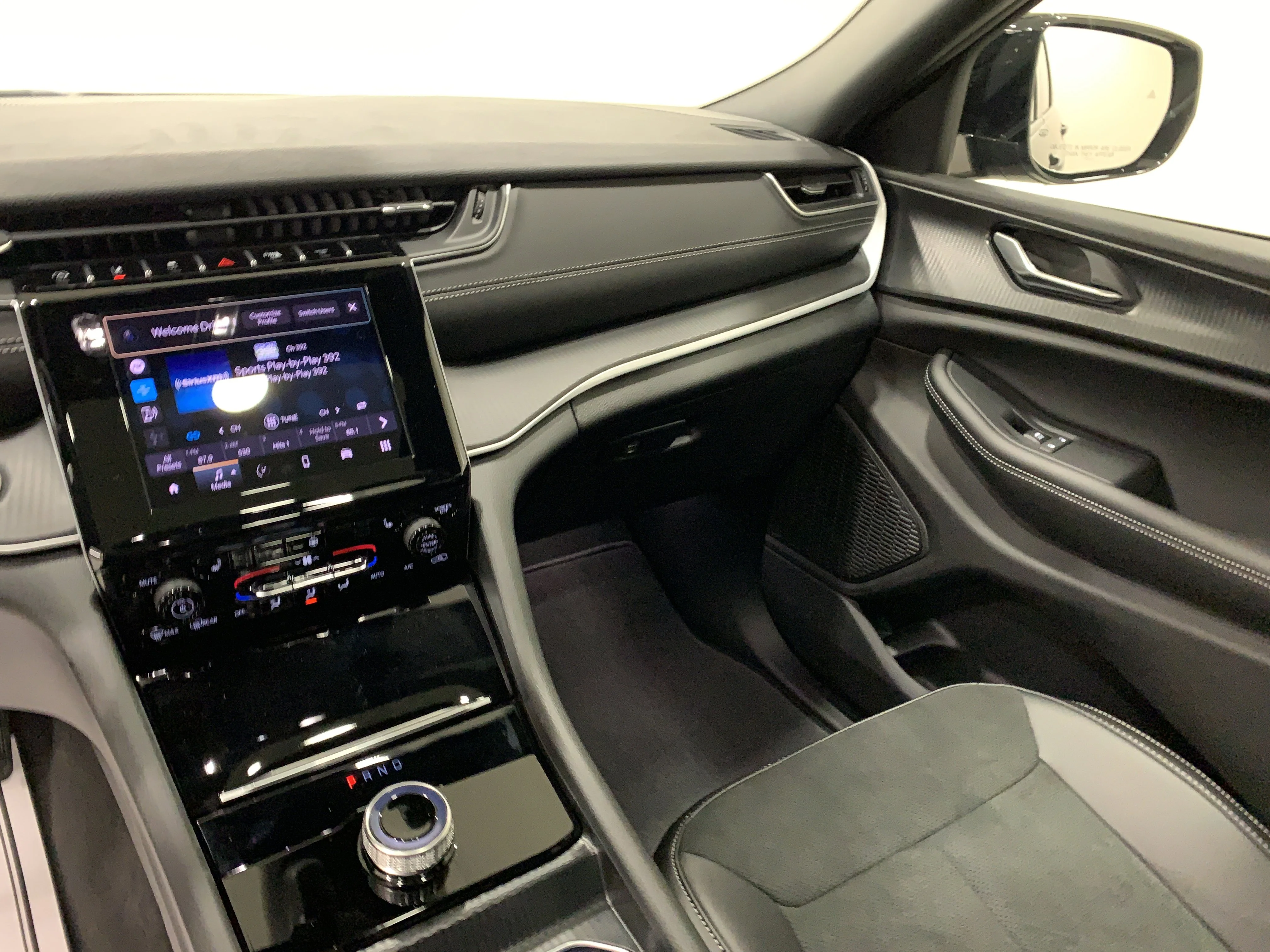 New 2025 Diamond Blk Crystal Pearl Jeep Altitude image 18