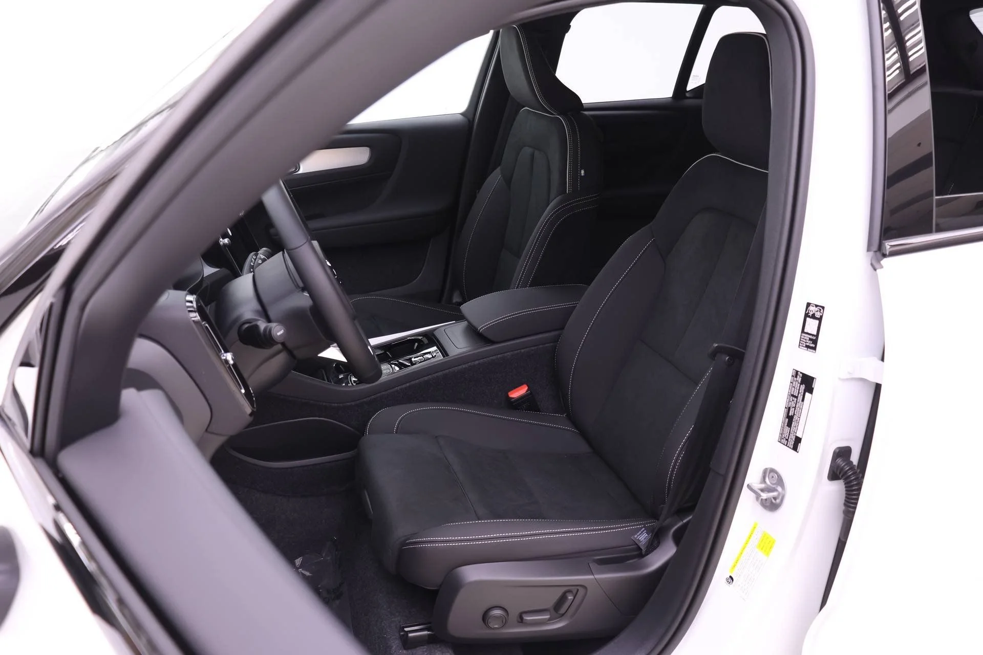 New 2026 White Volvo B5 Ultra Black Edition image 7