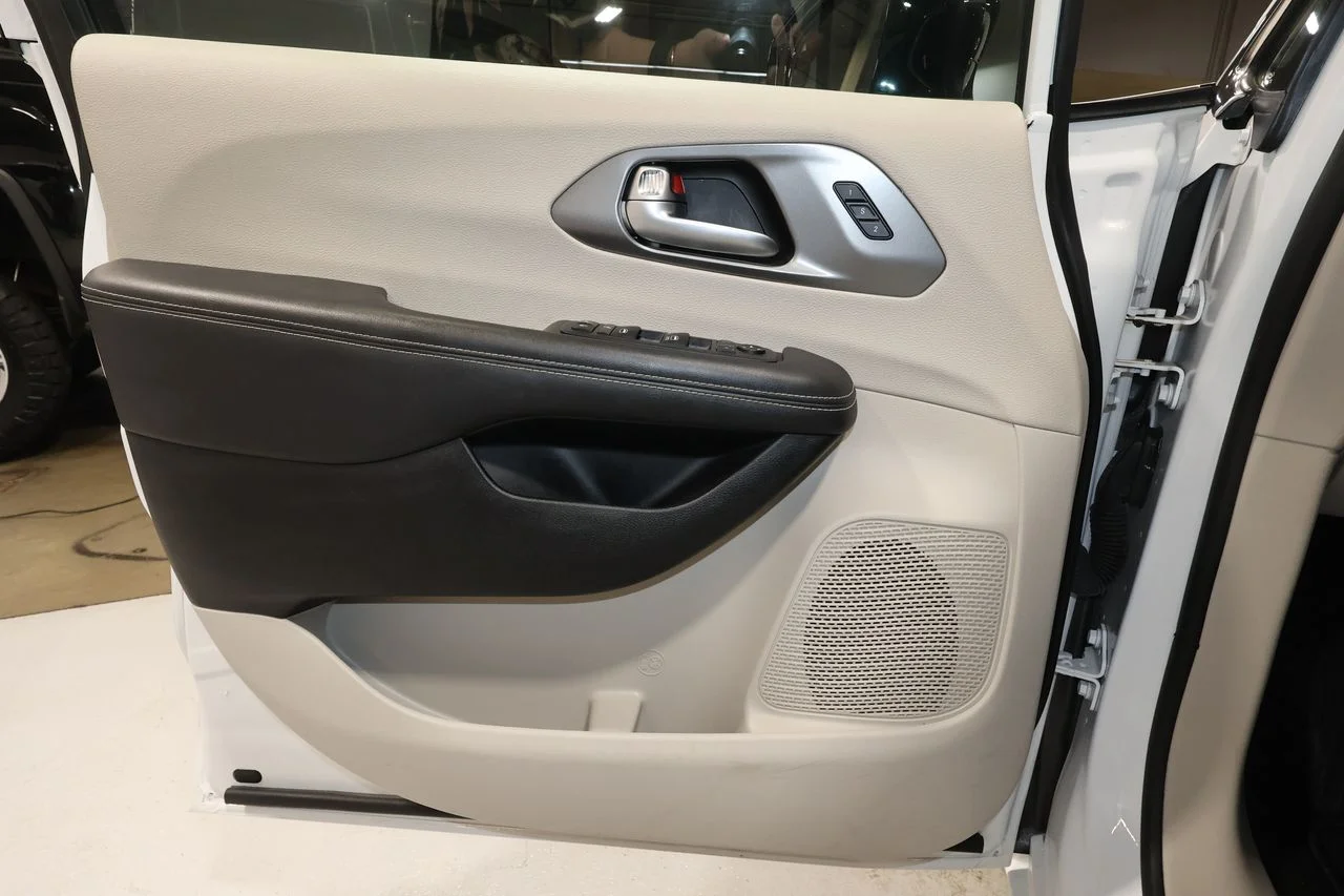 2024 Chrysler Pacifica Touring L - Photo 18