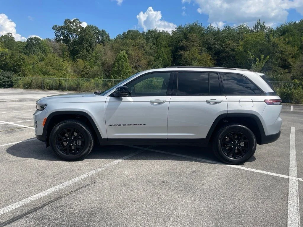 Used 2025 Silver Jeep Altitude image 2