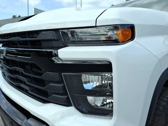 Used 2025 White Chevrolet Custom image 3