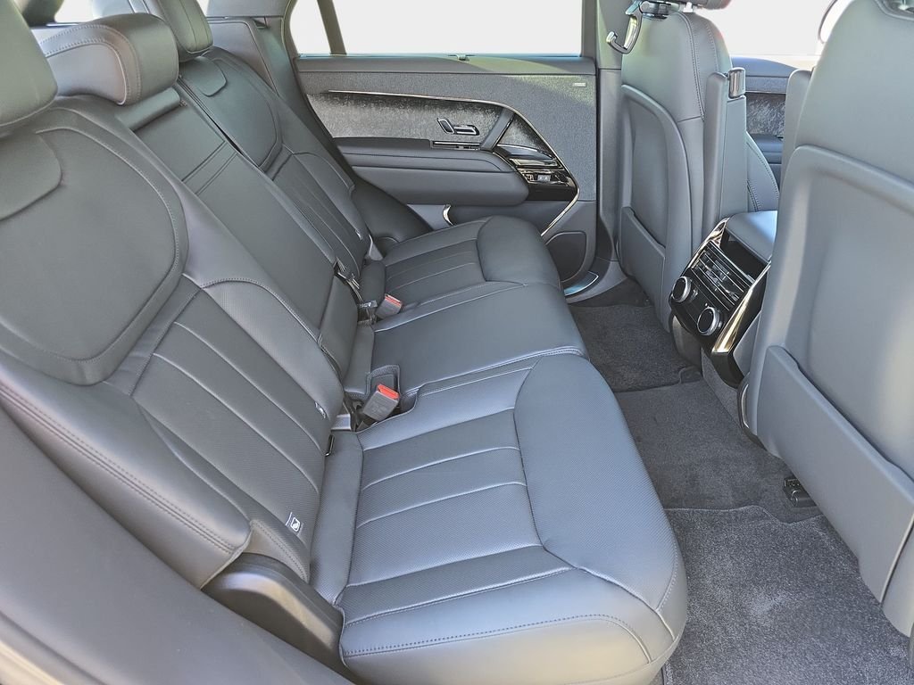 New 2026 Santorini Black LAND ROVER Dynamic SE image 11