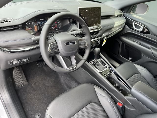 New 2026 Silver Zynith Metallic Clear-Coat Exterior Paint Jeep Latitude Altitude image 11