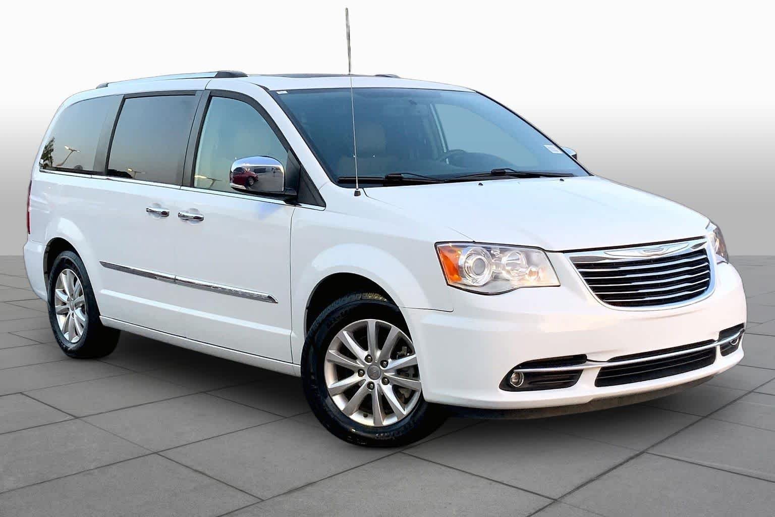 Used 2016 Bright White Clearcoat Chrysler Limited Platinum image 3