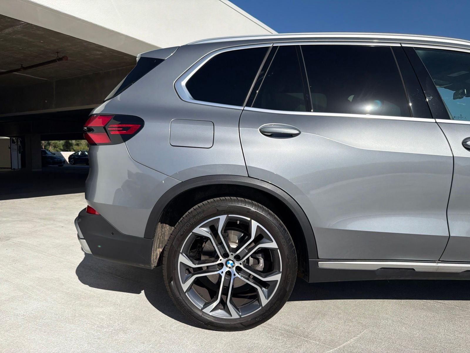 Used 2026 Skyscraper Grey Metallic BMW xDrive40i image 6