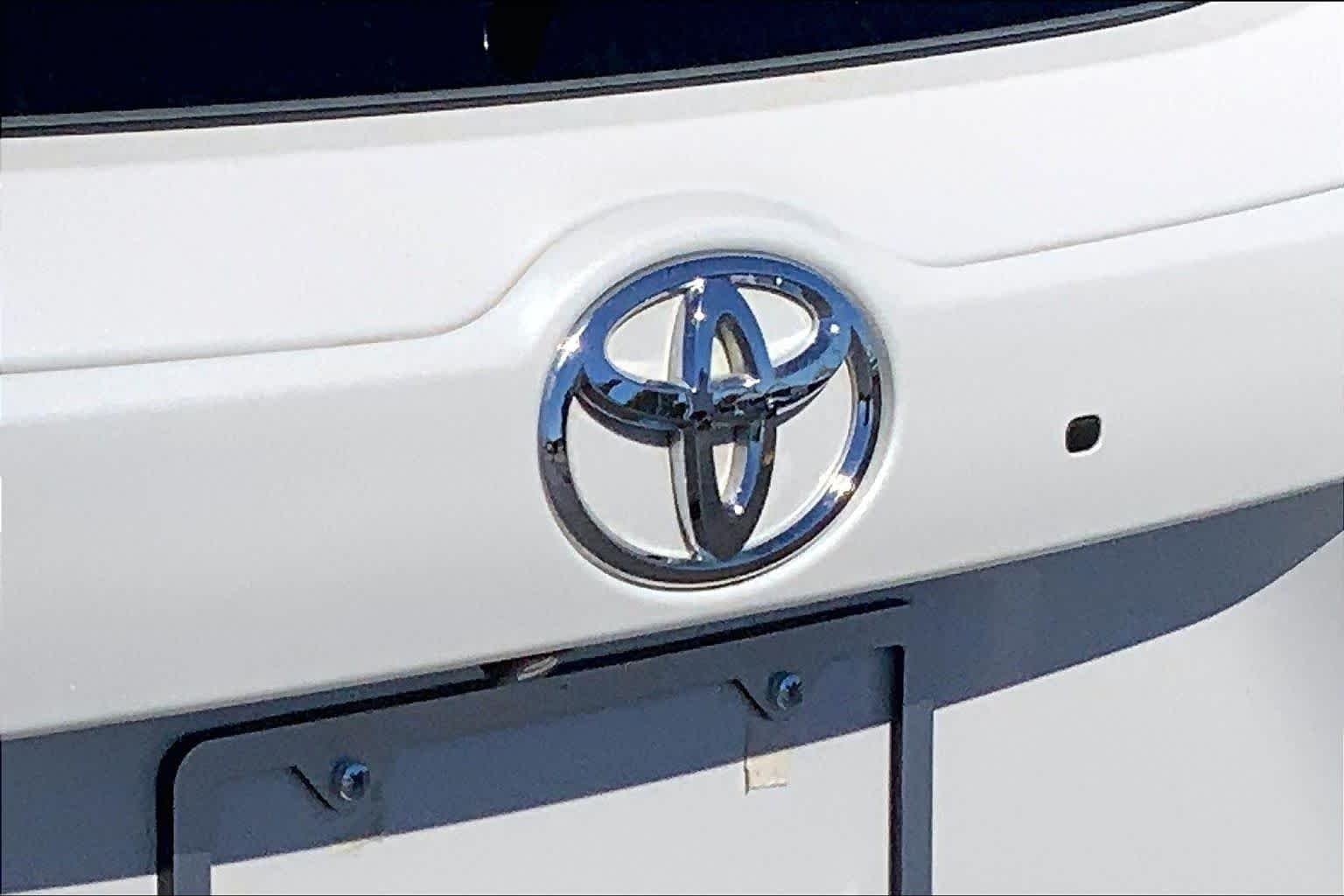 Used 2015 Blizzard Pearl Toyota XLE image 31
