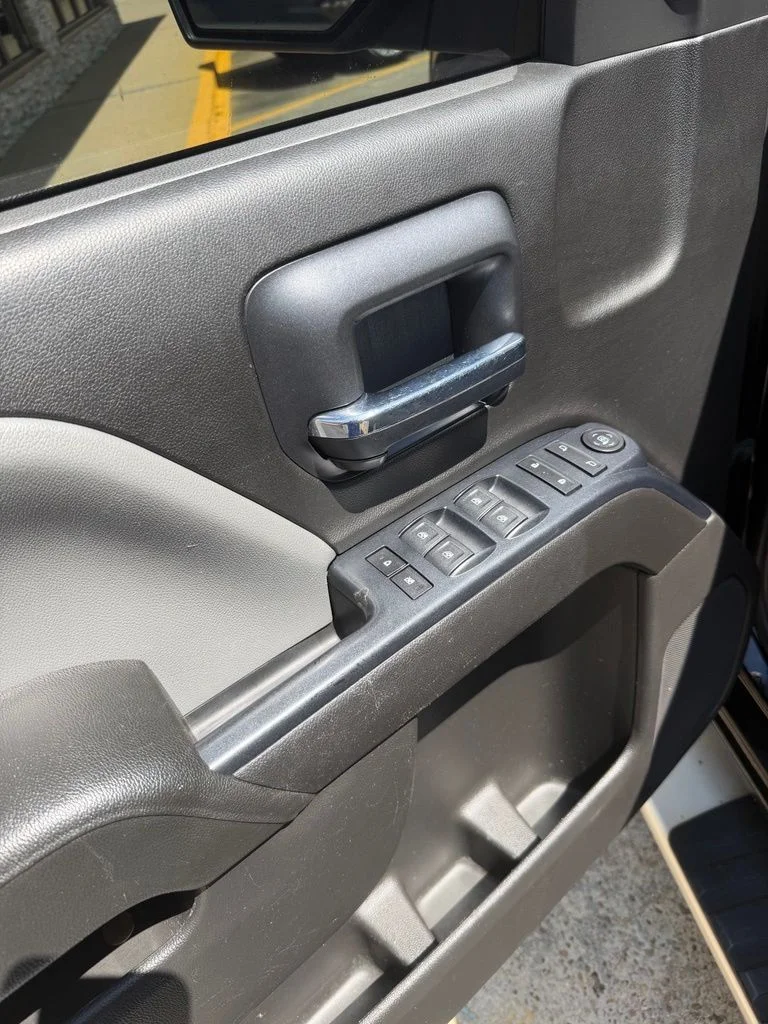 Used 2018 Black Chevrolet Custom image 9