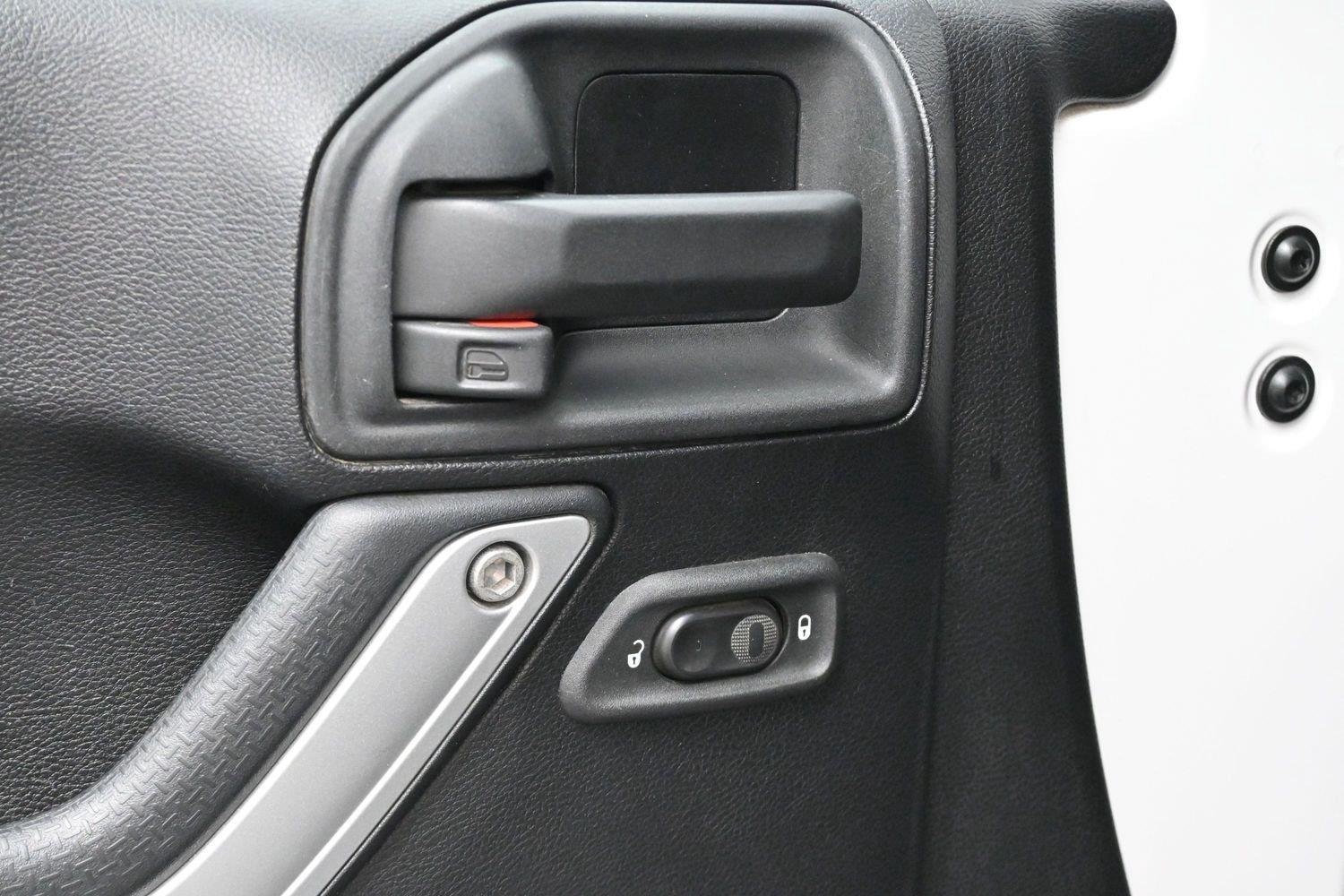 Used 2014 Bright White Clearcoat Jeep Rubicon X image 11