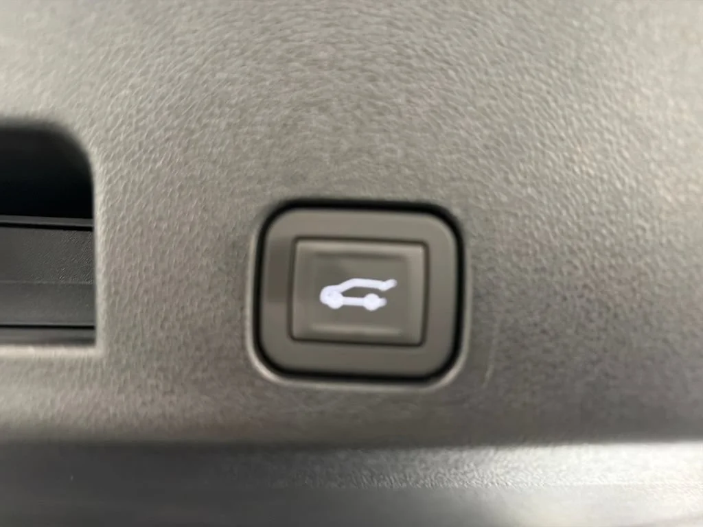 New 2027 Summit White Chevrolet LT image 9