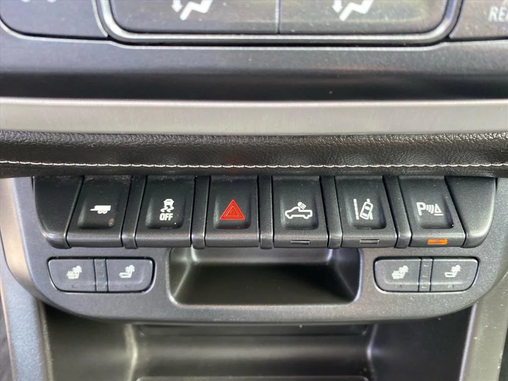 Used 2019 Summit White GMC 4WD SLE image 14