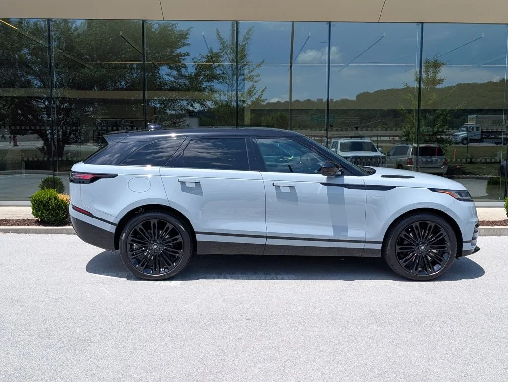 New 2026 Arroios Grey Land Rover Dynamic SE image 7