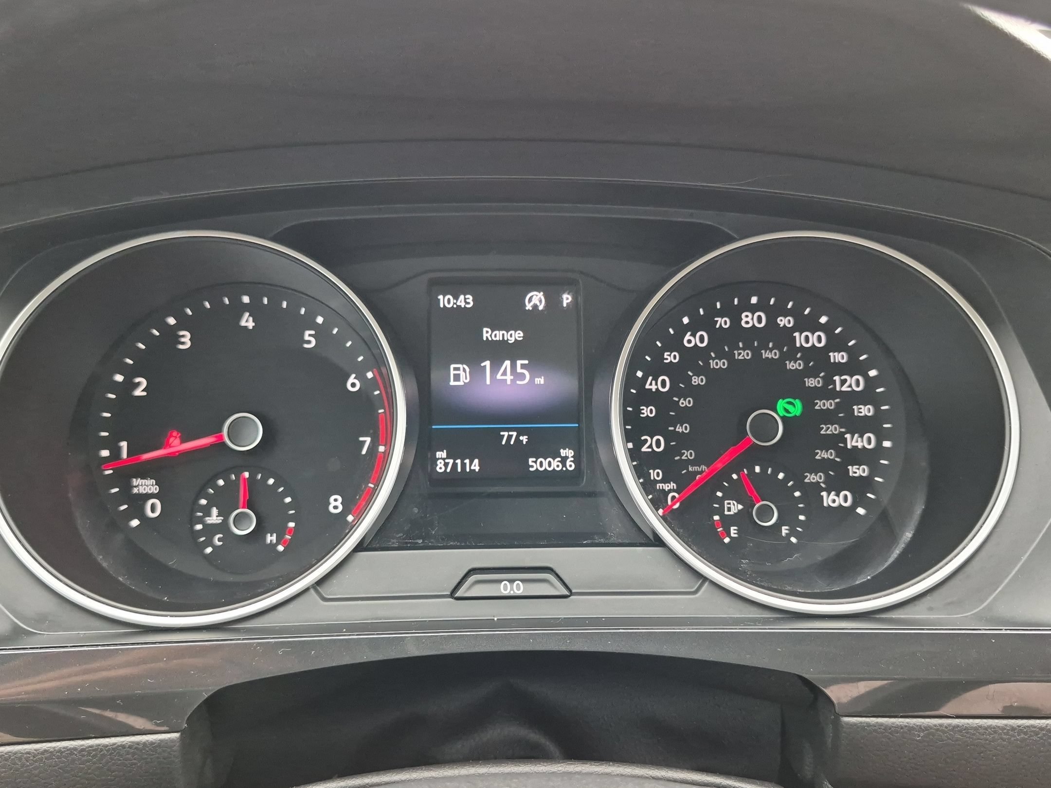 Used 2019 Deep Black Volkswagen SE image 13