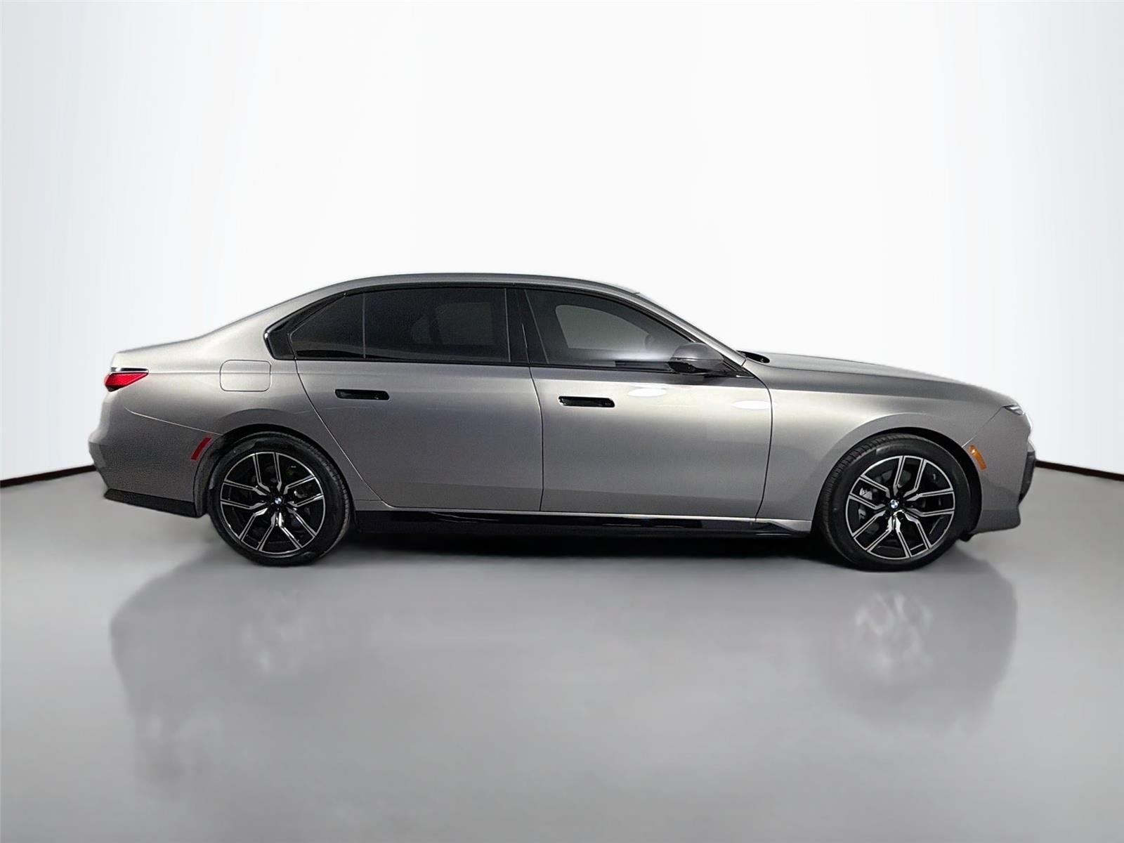 New 2026 Oxide Grey Metallic BMW 750e xDrive image 4